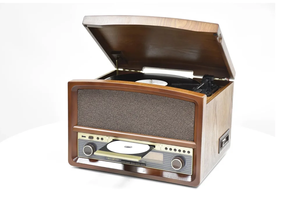 Retro HiFi-System mit Radio , Platten-, CD-, Kassettenspieler und Encoding