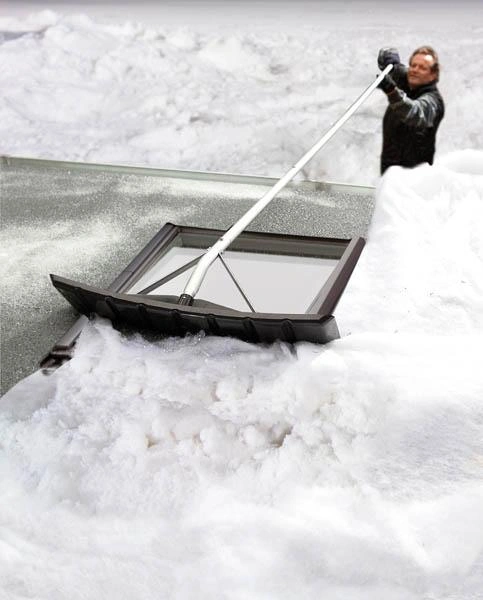 Schneeschieber, Schneeschaufeln Bild