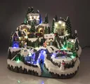 Weihnachtliche Dorfszene mit Beleuchtung und Musik