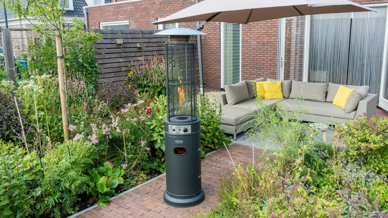 Gasheizstrahler, Terrassenstrahler gas, Heizpilz gas - Modell Flameheater Round 11000, Metall, Schwarz - 11 kW Heizleistung, stufenlos regulierbar, mit Schutzgitter & Kippschutz