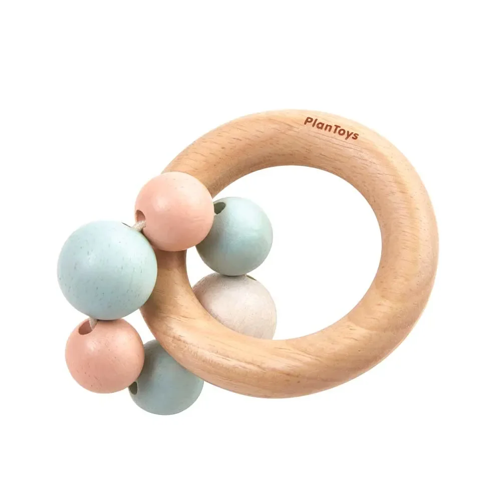 Plan Toys Babyrassel mit Perlenring Holz pastell