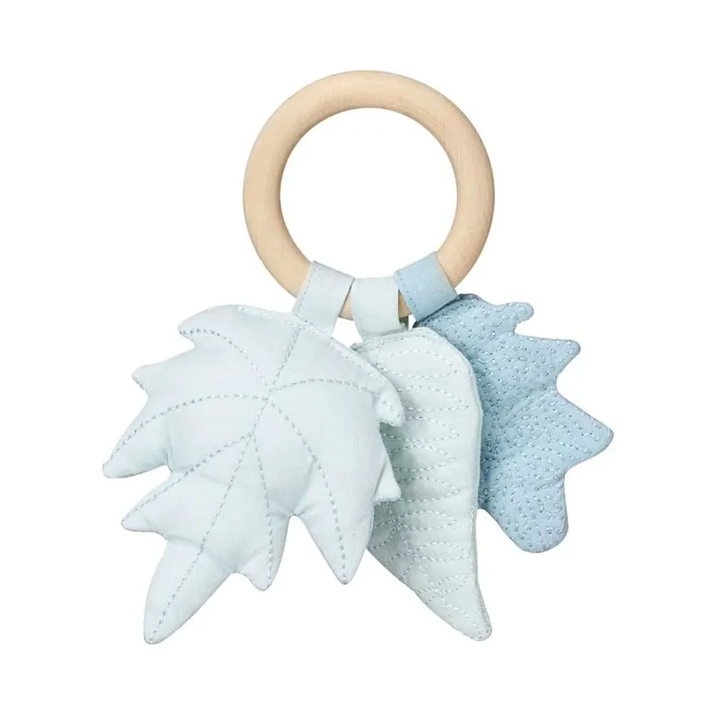 "Cam Cam Baby Rassel Blätter blau image"