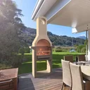 Holzkohlegrill mit Schornstein aus Beton